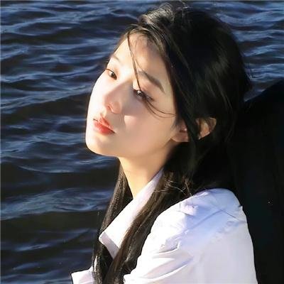 穿一只红鞋的男人